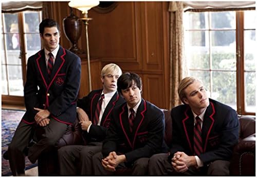 Darren Criss a Glee, mint Blaine ül a kanapén más Pacsirták 8 x 10 Inch-Fotó