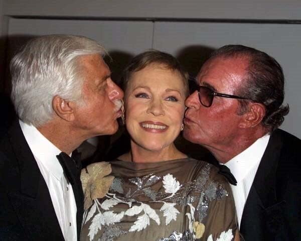 Dick Van Dyke & James Garner csók Julie Andrews az arcán 2001 8x10 fotó